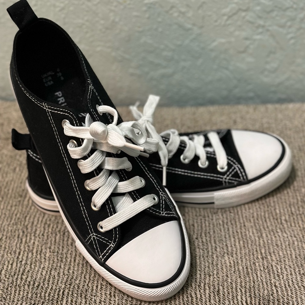 Primark black and white size 8 tennis shoes